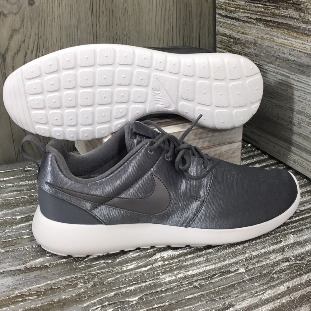 WMNS NIKE ROSHE ONE PRM gunsmoke/gunsmoke-white - Picture 4 of 8